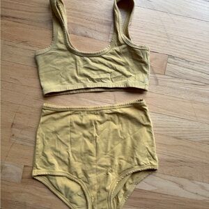 BUTTER YELLOW Arq Set in Medium